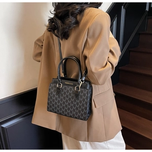 Vue détaillée du sac cabas noir avec motif M et lettrage doré Fashion & Bags chic