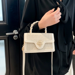 Borsa patchwork in paglia con chiusura a fiore dorato e manico intrecciato