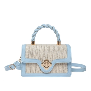 Borsa intrecciata celeste e beige con chiusura a fiore dorato e manico in pelle