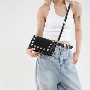 Borsa a tracolla stile punk in pelle nera con borchie argento da donna