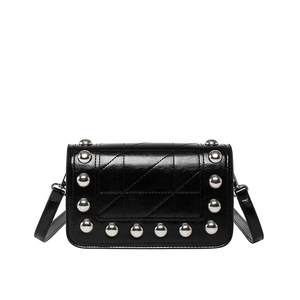 Borsa a tracolla punk nera con borchie argentate e finitura in pelle lucida