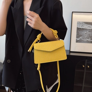 Sac à main tissé jaune minimaliste avec poignée à nœud et bandoulière pour l'été 2025