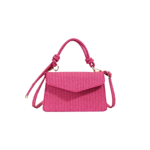Sac à main tissé rose avec poignée à nœud et bandoulière au style rétro minimaliste
