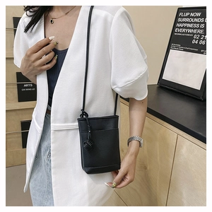 Détail d'un sac bandoulière en cuir noir avec un nœud décoratif en cuir élégant et chic