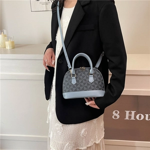 Blaue und graue Muscheltasche mit geometrischem Muster und verstellbarem Schultergurt