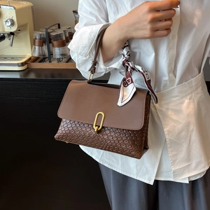 Borsa a tracolla marrone intrecciata con foulard decorativo e fibbia dorata
