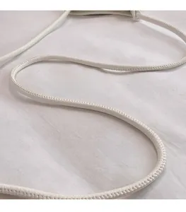 Détail de la bandoulière en cuir blanc montrant la texture fine et lisse