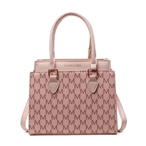 Sac à main rose pour femmes avec motif monogramme et boucles dorées élégantes