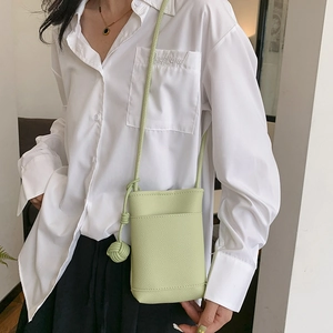 Mini sac pour téléphone vert clair minimaliste en cuir texturé avec bandoulière corde