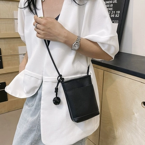 Mini sac bandoulière noir pour téléphone avec motif litchi et pendentif tissé