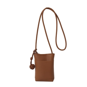 Sac bandoulière marron pour téléphone avec texture litchi et nœud tressé élégant