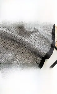 Détail d'un foulard en soie avec des bords roulés à la main et des coutures fines