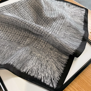 Carré en soie élégant avec motif à carreaux noir et blanc sur un fond texturé