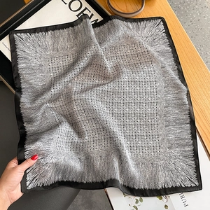 Élégant foulard carré en soie gris argenté avec motif géométrique et bord en satin noir
