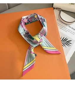 Détail d'un foulard étroit en soie imprimé pop art avec un sac à main sur fond orange