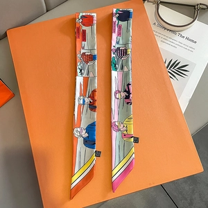 Foulards étroits pour femmes style pop art présentés sur un coffret cadeau orange