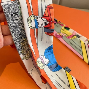 Vue détaillée d'un foulard twilly en polyester aux motifs de dessins animés colorés