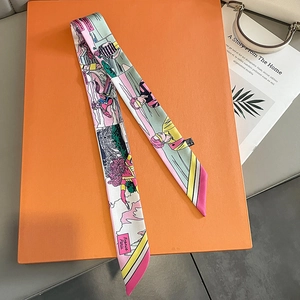 Détail d'un foulard en soie étroit imprimé sur une boîte cadeau orange de luxe