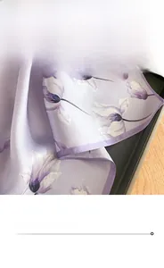 Gros plan d'un foulard en soie avec motifs de tulipes et bords ourlés de précision