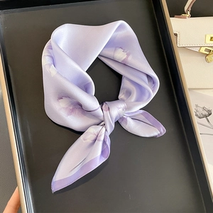 Élégant carré en soie de mûrier à motif floral lavande dans un coffret cadeau