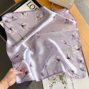 Carré de soie lavande avec imprimé floral de tulipes mauves sur tissu satiné élégant