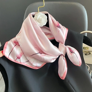 Élégant foulard en soie rose à motif floral tulipe sur un haut noir minimaliste