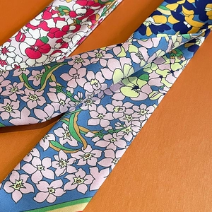 Detailansicht der bedruckten Twilly-Seidenschals mit diagonaler Twill-Webstruktur