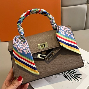 Braune Leder Kelly Bag mit floralem Seidentuch am Griff und goldener Schnalle