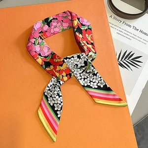 Damen Seidenschal mit Blumenmuster und rosa Pfingstrosen auf orangefarbenem Grund