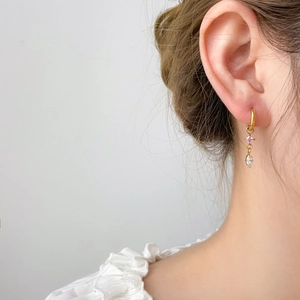 Boucles d'oreilles créoles avec zircon rose et pendentif en perle d'eau douce blanche