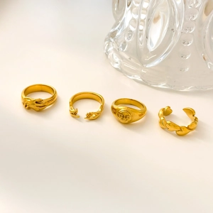 Set aus vier 18 Karat vergoldeten Edelstahlringen mit Sonnengesicht und Herzmotiven