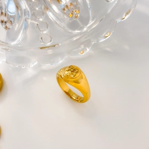 Makroaufnahme des 18K vergoldeten Siegelrings mit himmlischem Sonnengesicht-Relief