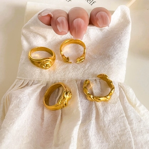 Set mit vier 18K vergoldeten Edelstahlringen mit Sonnengott- und Handgesten-Motiv
