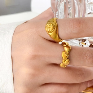 Details von 18K vergoldeten Ringen mit Sonnenrelief und hohlem Herzmuster-Design