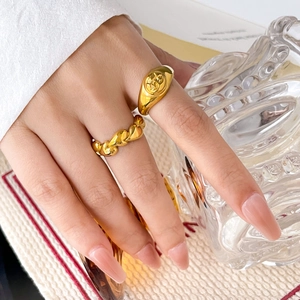 18 Karat vergoldeter Sonnenring und geflochtener Ring handgefertigt im Vintage Look