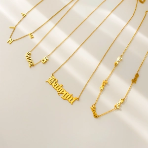 Divers colliers en titane plaqué or 18 carats avec pendentifs lettres FINE et Babygirl