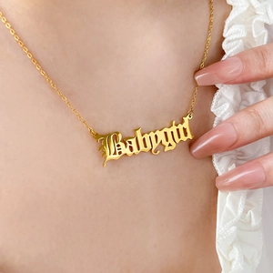 Collier Babygirl en acier titane doré 18K avec pendentif gothique sur modèle