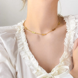 Collier en acier titane plaqué or 18 carats avec plusieurs pendentifs Love