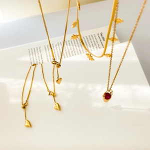 Parure de colliers en or 18 carats avec pendentifs cœur, étoile et zircon rouge