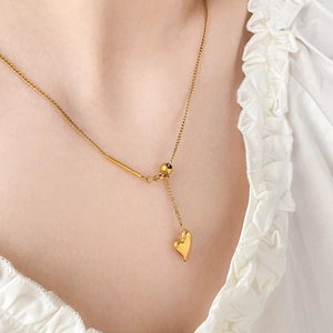 Détail du collier ajustable avec pendentif cœur doré porté au cou avec chaîne fine