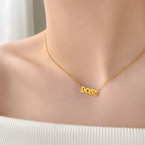 Collana minimalista placcata in oro 18K con ciondolo a lettera BOSS da donna