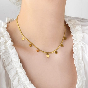 Collier chaîne serpent en acier titane doré avec sept pendentifs étoiles octagrammes