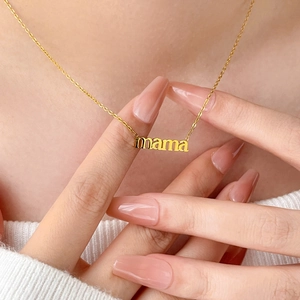 Collana minimalista in acciaio inossidabile placcato oro 18K con ciondolo lettera mama