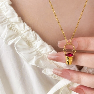 Collier élégant en or avec pendentif seau en zircon rouge pour un look féminin classique
