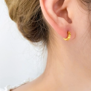 Orecchino a cerchio in acciaio al titanio placcato oro 18K con motivo a stella inciso