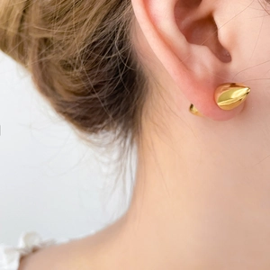 Dettaglio di orecchini a perno conici in acciaio inossidabile placcato oro 18K