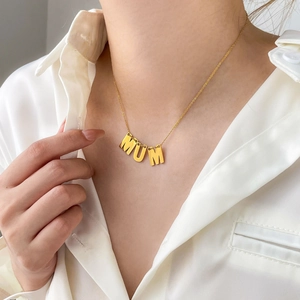 Collier élégant en titane plaqué or 18 carats avec pendentif poli MUM pour femmes