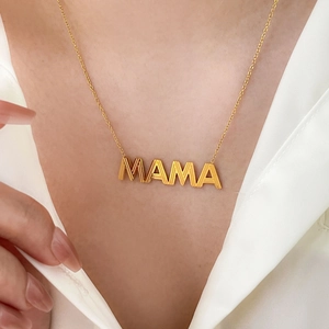 Collier plaqué or 18 carats avec pendentif MAMA à texture linéaire sur chaîne fine