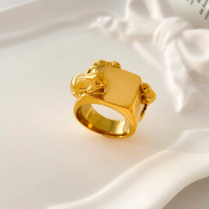 Vue détaillée d'une bague plaquée or 18 carats avec relief animal 3D et face carrée