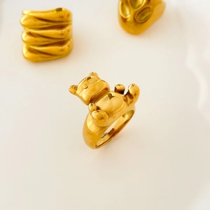 Détail de la bague en titane plaqué or 18 carats avec motif ours en 3D et finition polie